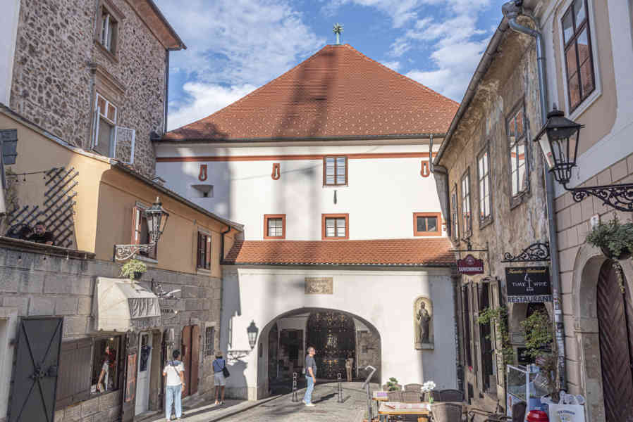 Croacia - Zagreb 17 - Puerta de Piedra.jpg